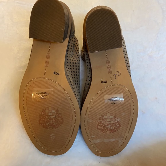 Vince Camuto.. NEVER WORN…. Mushroom color suede. A STEAL OF A DEAL!!👏👏👏 - Picture 5 of 6